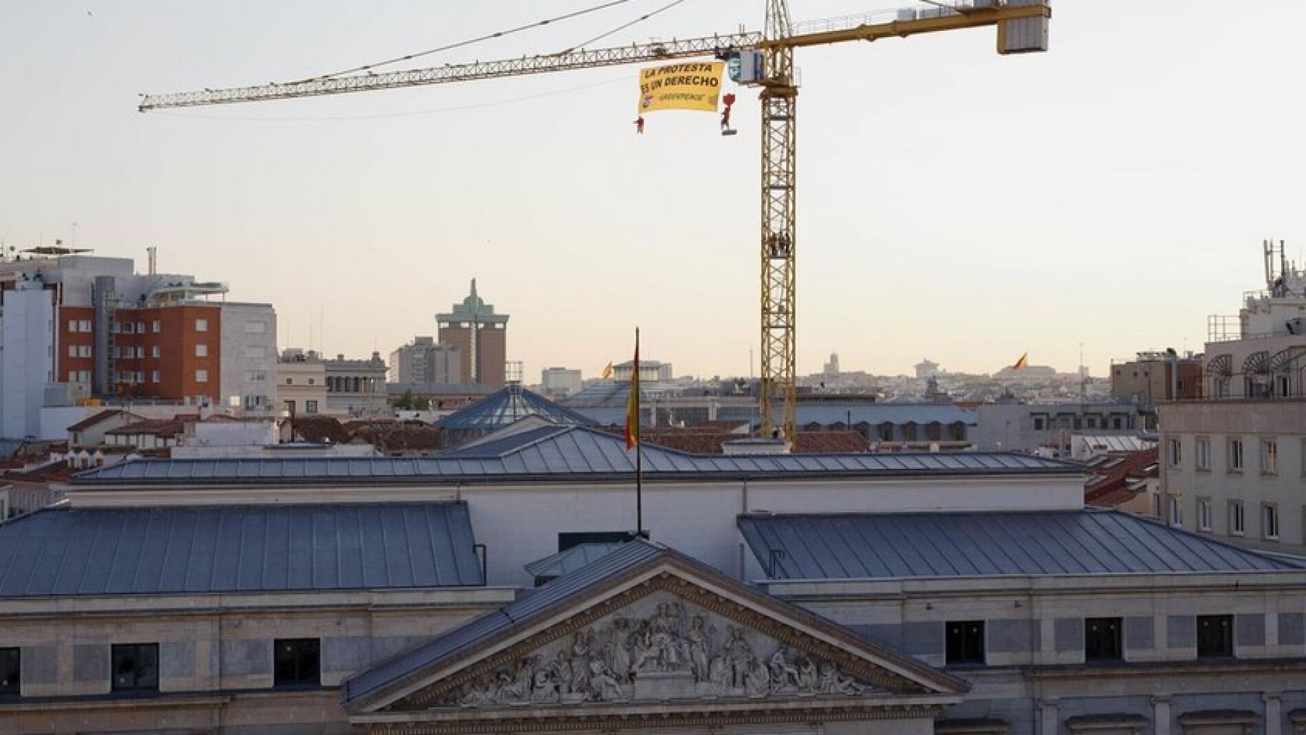 Greenpeace, en una gr&uacute;a sobre el Congreso