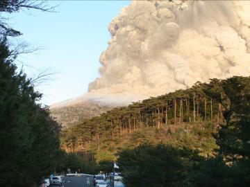 Imagen de la erupción del volcán en el monte Hakone.