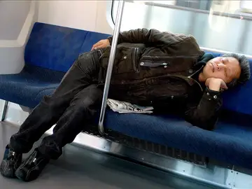 Una mujer echándose la siesta en el metro, Una mujer echándose la siesta en el metro,