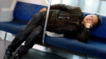 Una mujer echándose la siesta en el metro,