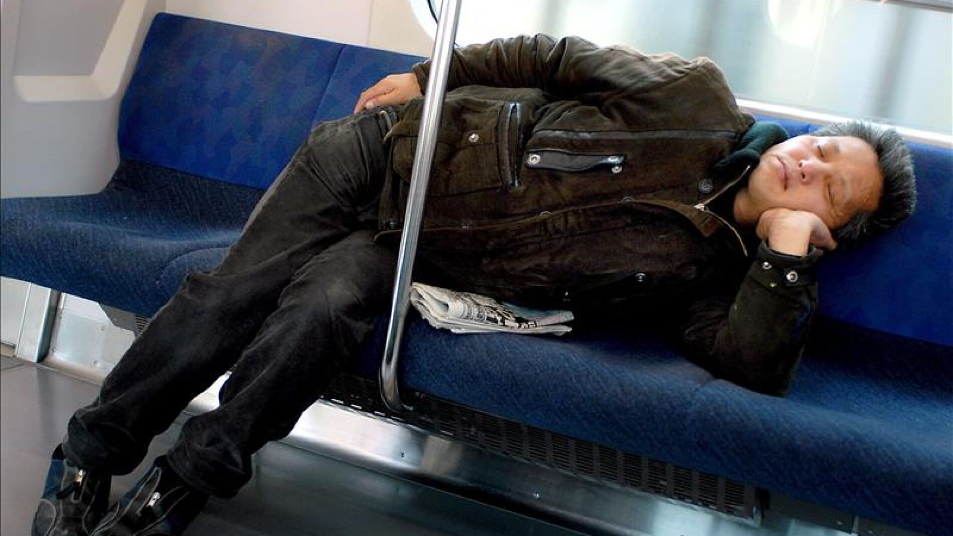 Una mujer ech&aacute;ndose la siesta en el metro,