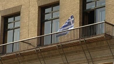 Criticas a Zaragoza en Común por colocar la bandera de Grecia en el ayuntamiento