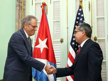 El ministro de Relaciones Exteriores de Cuba se reúne con el jefe de la Sección de Intereses de EE.UU. El ministro de Relaciones Exteriores de Cuba se reúne con el jefe de la Sección de Intereses de EE.UU.