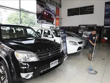 Un concesionario de coches. Un concesionario de coches.