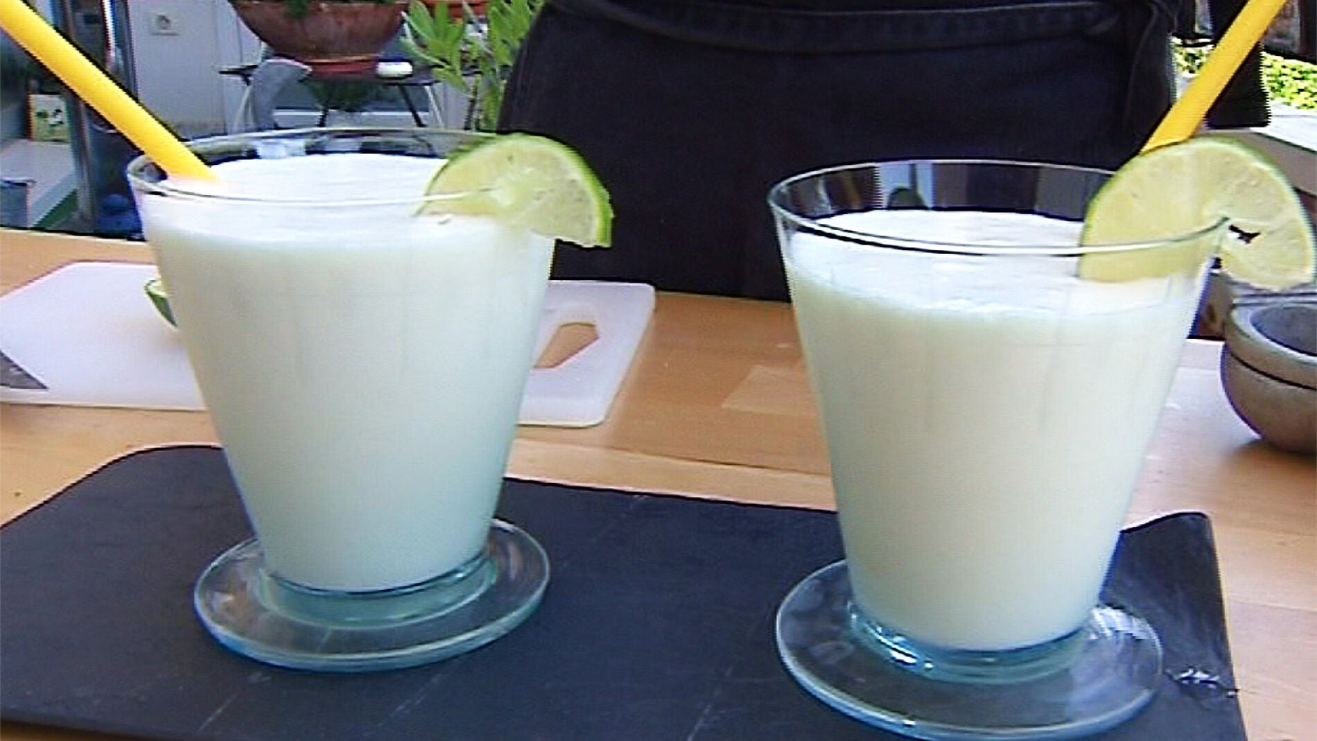 Piña colada con zumo de lima: Una versión para adultos y otra para niños