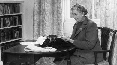 Se cumplen 126 años del nacimiento de Agatha Christie, la reina del suspense, y recogemos diez de sus novelas más célebres 