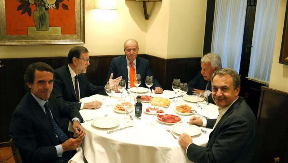 Los expresidentes Aznar, González y Zapatero cenaron junto a Rajoy y el Rey Juan Carlos.