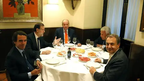 Los expresidentes Aznar, González y Zapatero cenaron junto a Rajoy y el Rey Juan Carlos. Los expresidentes Aznar, González y Zapatero cenaron junto a Rajoy y el Rey Juan Carlos.