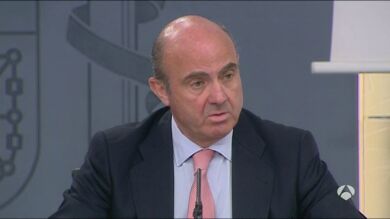 De Guindos advierte de que la victoria del 'no' en Grecia hará todo 