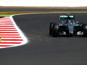 Rosberg conduce en Silverstone