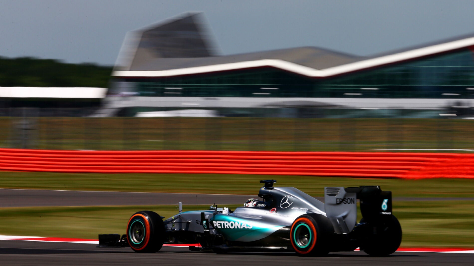 Hamilton rueda en Silverstone