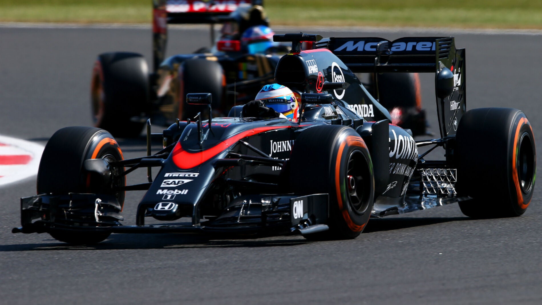 Alonso, por delante de un Toro Rosso