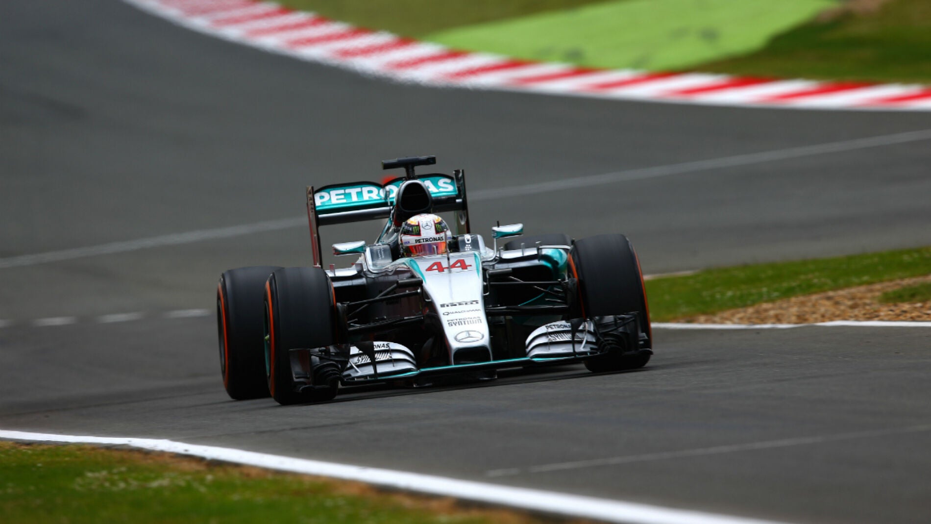 Hamilton, a toda velocidad en Silverstone