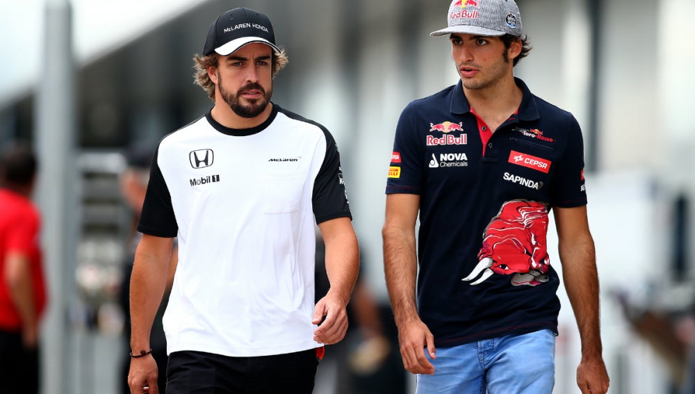Alonso camina con Sainz por Silverstone