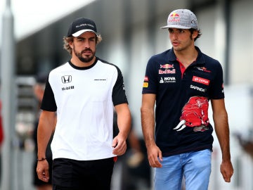 Alonso camina con Sainz por Silverstone