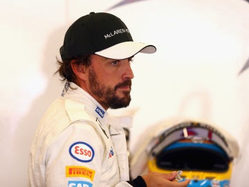 Alonso, en el box de McLaren