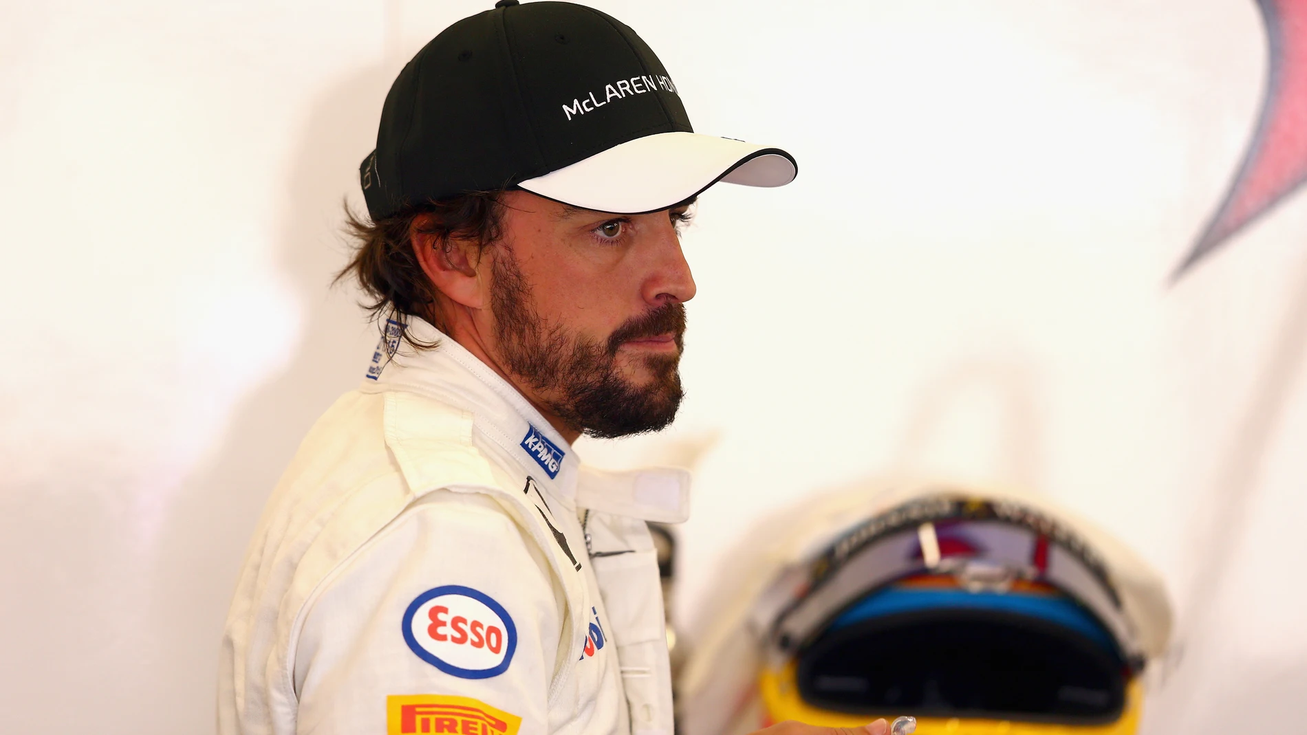 Alonso, en el box de McLaren