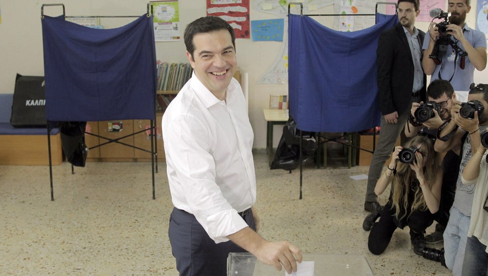 Tsipras deposita su voto