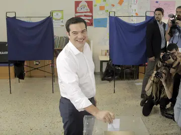 Tsipras deposita su voto Tsipras deposita su voto