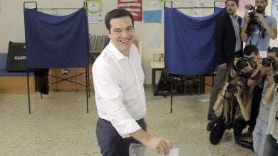 Tsipras, al depositar el voto: 