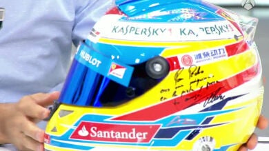 Alonso cumple con su promesa y regala un casco a De la Rosa