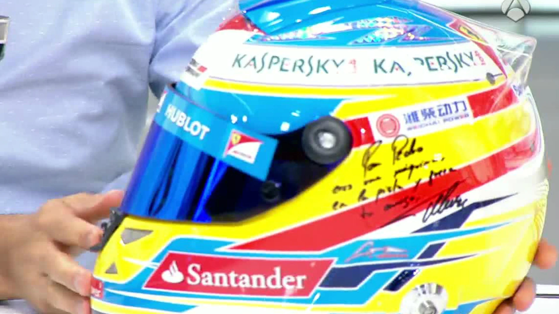 El casco que Alonso dio a De la Rosa