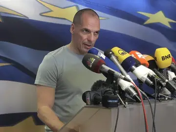El ministro de finanzas griego, Yanis Varufakis, en rueda de prensa tras el referéndum. El ministro de finanzas griego, Yanis Varufakis, en rueda de prensa tras el referéndum.