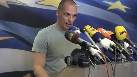 El ministro de finanzas griego, Yanis Varufakis, en rueda de prensa tras el referéndum. El ministro de finanzas griego, Yanis Varufakis, en rueda de prensa tras el referéndum.