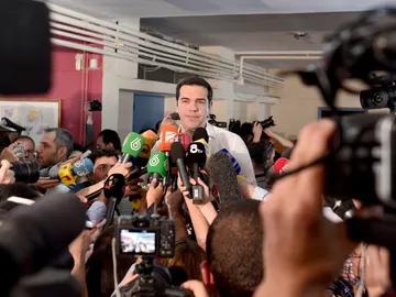 Alexis Tsipras, rodeado de medios de comunicación Alexis Tsipras, rodeado de medios de comunicación