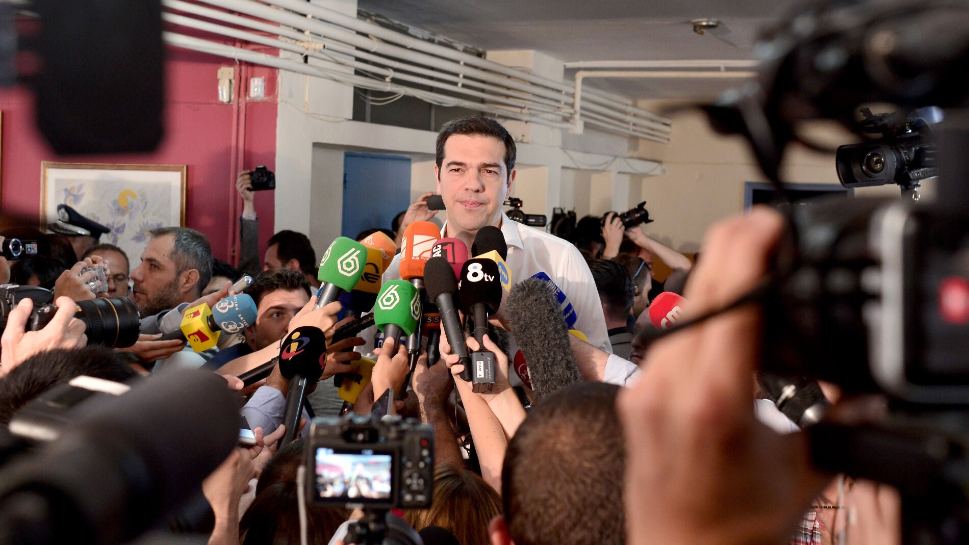 Alexis Tsipras, rodeado de medios de comunicaci&oacute;n