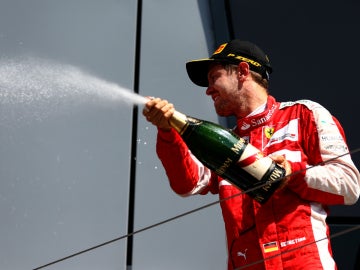 Vettel, en el podio de Silverstone