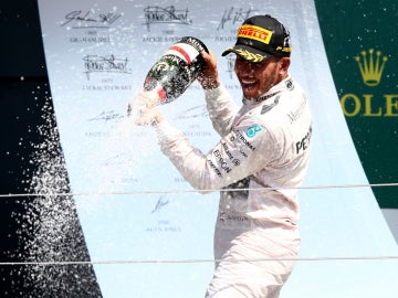 Lewis Hamilton disfruta del champán