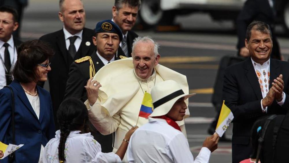 El Papa Francisco es recibido por el presidente de Ecuador, Rafael Correa, en Quito