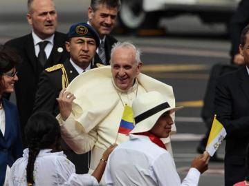 El Papa Francisco es recibido por el presidente de Ecuador, Rafael Correa, en Quito