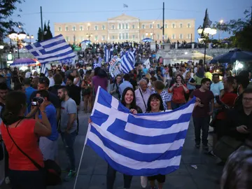 Griegos festejan la victoria del 'no' Griegos festejan la victoria del 'no'