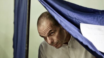 Varoufakis, tras votar en el referéndum
