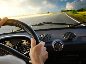 Conductor en la carretera