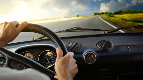 Conductor en la carretera