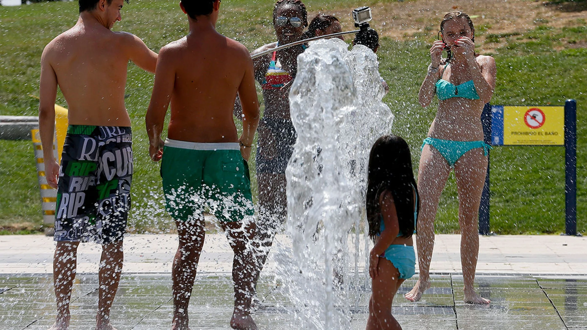 Jóvenes intentan aliviar el calor refrescándose en una de las fuentes del parque Juan Carlos I en Madrid Jóvenes intentan aliviar el calor refrescándose en una de las fuentes del parque Juan Carlos I en Madrid