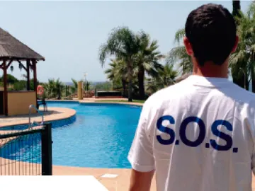 Socorrista en una piscina Socorrista en una piscina