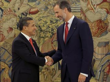 Felipe VI saluda a Ollanta Humala Felipe VI saluda a Ollanta Humala
