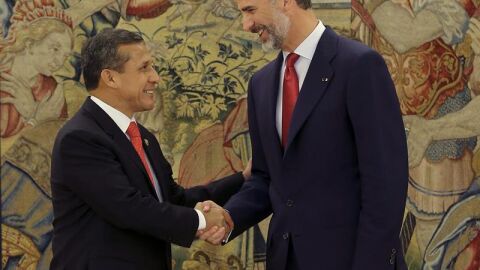 Felipe VI saluda a Ollanta Humala 