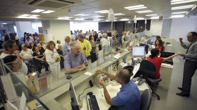 Algunas empresas griegas deciden pagar el sueldo de los empleados en efectivo
