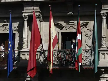 La ikurriña ondea por primera en el Ayuntamiento de Pamplona. La ikurriña ondea por primera en el Ayuntamiento de Pamplona.