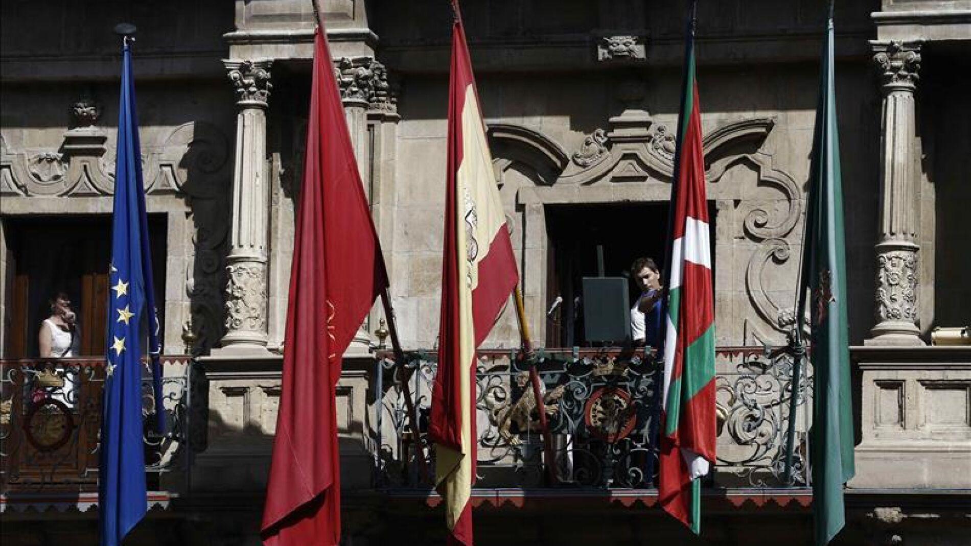 La ikurri&ntilde;a ondea por primera en el Ayuntamiento de Pamplona.