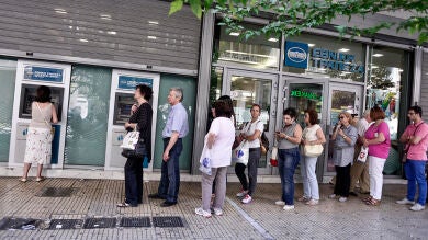 La presidenta de la Unión Griega de Bancos asegura que los bancos tendrán liquidez hasta el lunes por la noche