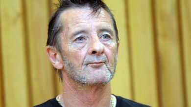Detenido el exbatería de AC/DC, Phil Rudd
