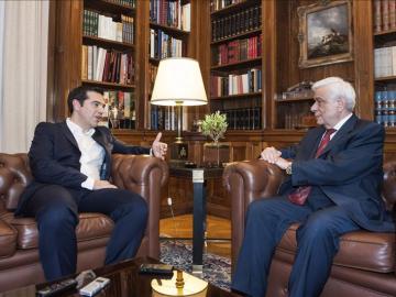 Tsipras mantiene reuniones con el presidente y la oposición sobre las negociaciones