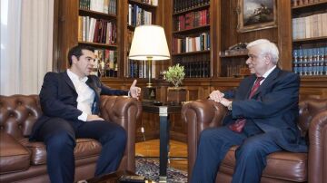 Tsipras mantiene reuniones con el presidente y la oposición sobre las negociaciones