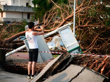 Un hombre toma fotografías de los daños causados por una tormenta en Cazzago di Pianiga, cerca de Venecia